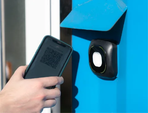Skenování QR kódu ze smartphonu u vchodu.